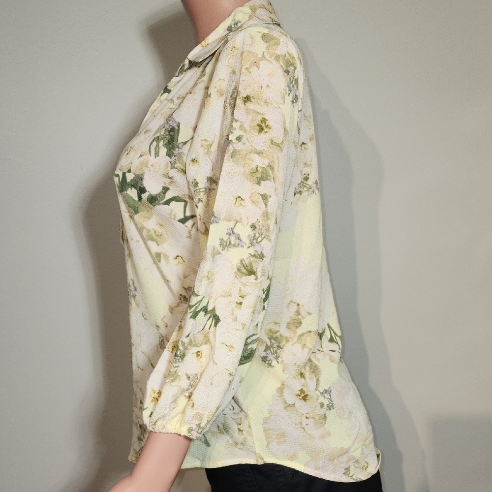 Elegant Floral Blouse - Cream and Green - Picture 4 of 11